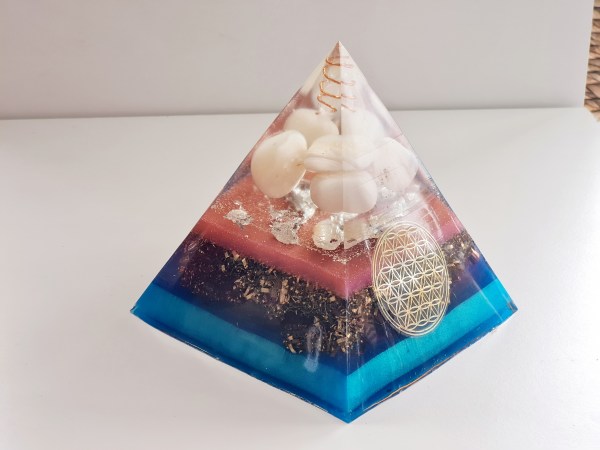 Orgonite pyramide jade blanche rose bleue